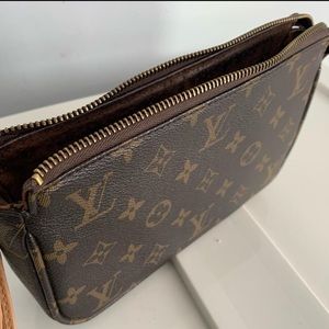LV wristlet
